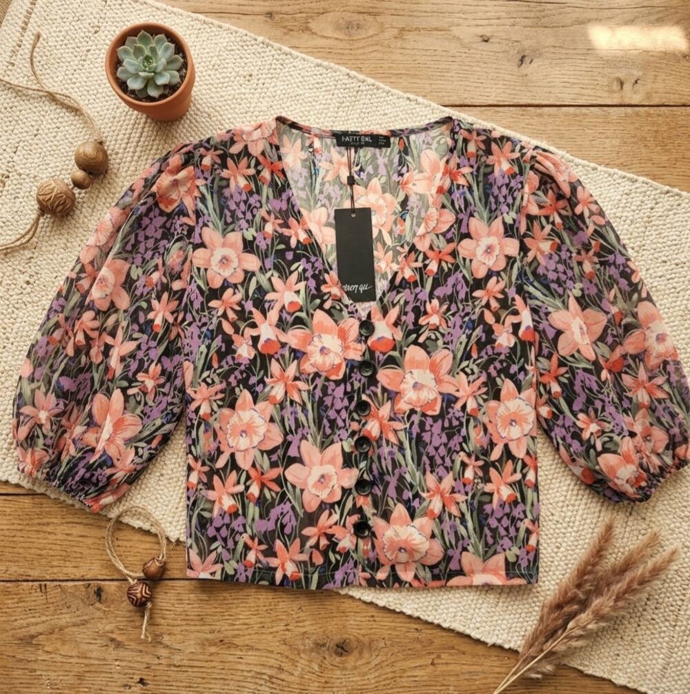 Nasty Gal Floral Print Crop Top - Size 2 - V-Neck Puff Sleeve - NWT